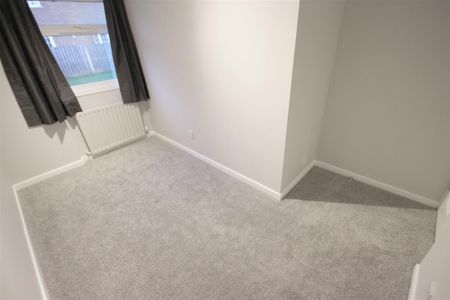 3 Bedroom House - Mid Terrace To Let - Photo 4