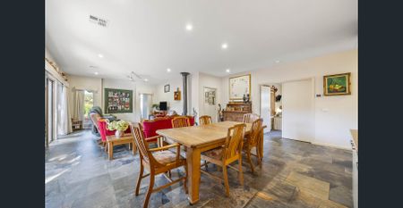 HIGH QUALITY FAMILY HOME IN QUIET COURT LOCATION WITH 6KW SOLAR. - Photo 2