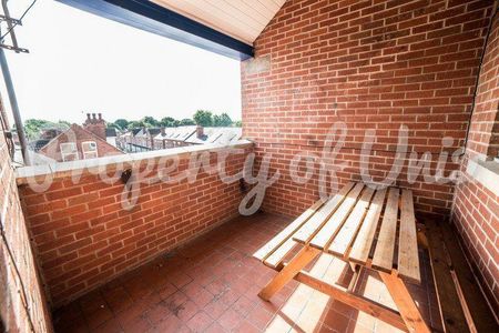 1 bedroom in a house share to rent - Photo 5