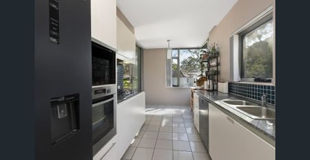 Sun-Drenched North-Facing Apartment in Award-Winning Building - Photo 5