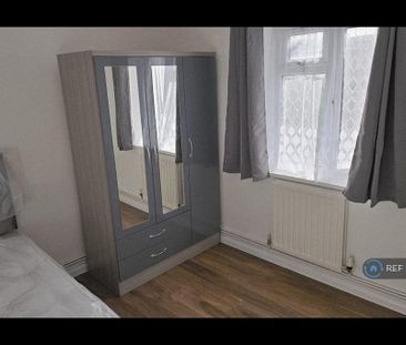 1 bedroom in a flat share to rent - Photo 4