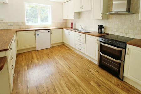 4 bedroom detached house to rent - Photo 3