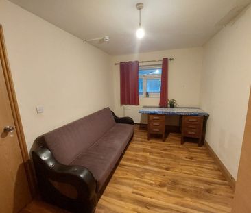2 Bed Flat, Chudleigh Crescent, IG3 - Photo 3