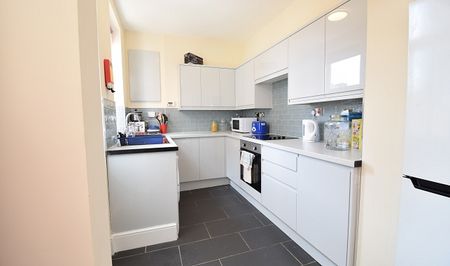 Spacious 4 bedroom property - Photo 2