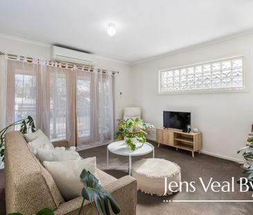 Stylish CBD Living 2BR, 1BA Townhouse, 5 mins walk to everything, i... - Photo 1