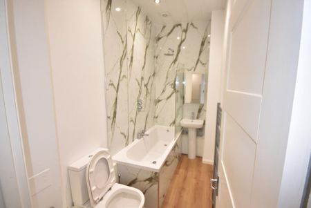 3 bedroom flat to rent - Photo 4