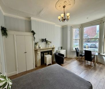 Studio Flat, Stanwick Road, W14 - Photo 1