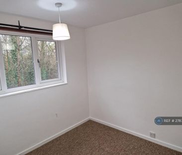 4 bedroom semi-detached house to rent - Photo 2