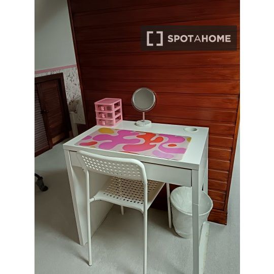Tidy room for females in 2-bedroom house Dublin - Photo 1