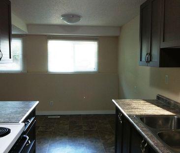 Amazing Find in Red Deer! 3 Bedrooms, 1 Bath!! - Photo 4