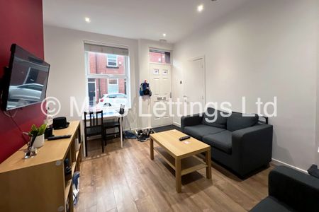 2 Bedroom Mid Terraced House for rent in Meadow View - Photo 3