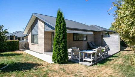 SPACIOUS THREE BEDROOM HOME - Photo 2