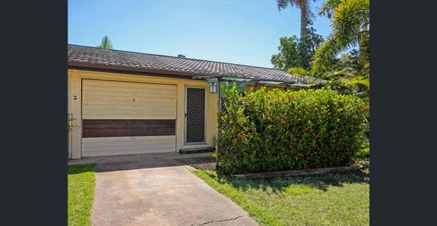 Low-maintenance living with private courtyard - Photo 1