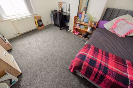 2 bedroom House in Kelsall Terrace, Leeds - Photo 4