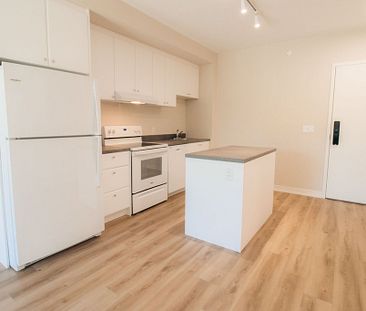 **STUNNING** 2 BEDROOM CONDO IN ST. CATHARINES!! - Photo 1