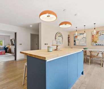 Immaculate modern house in sought after coastal location - Photo 4