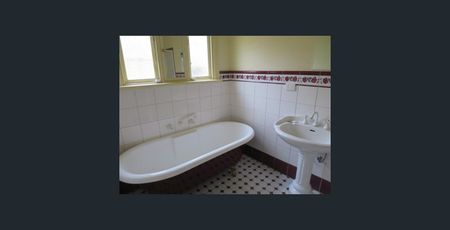 Charming 3 Bedroom Home in the Heart of Preston - Photo 5