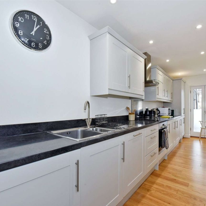 All inclusive short let. A super apartment in the centre of Henley available for short let - Photo 1