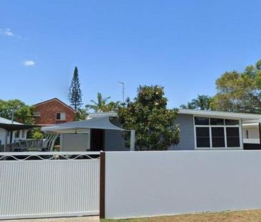 Charming 3-bedroom Home in Mermaid Waters - Photo 6