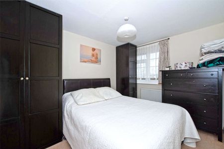 A well-presented three bedroom end of terraced home, located less than 1 mile from the Marlow High Street - Photo 2