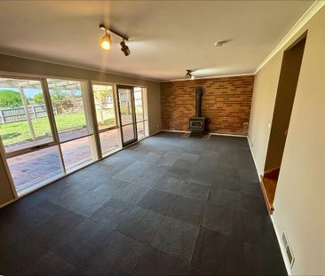 Spacious Four-Bedroom Family Home in a Prime Mooroolbark Location - Photo 1