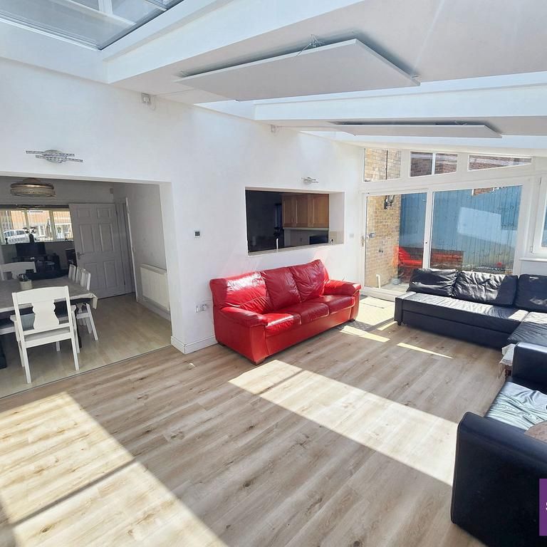 5 bedroom detached house to rent - Photo 1