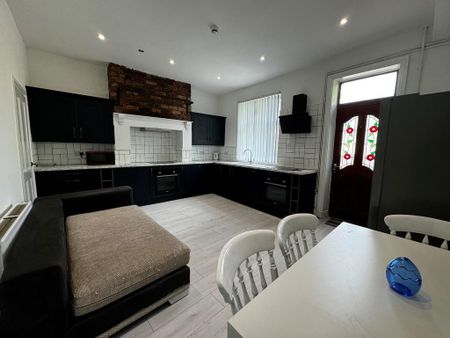 1 bedroom in a house share to rent - Photo 2