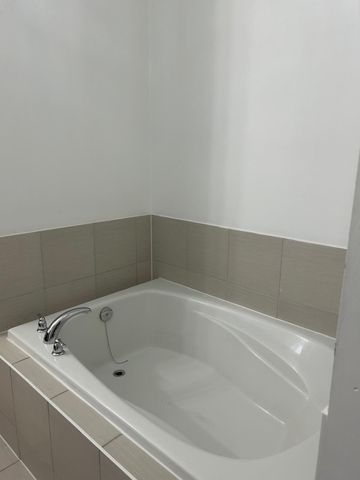 For Lease - 21 Humberstone Crescent, Brampton, Ontario - Photo 4