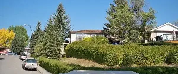 3 bedrooms top of the hill Panoramic VIEW | 5244-23rd Ave N.W, Calgary - Photo 1