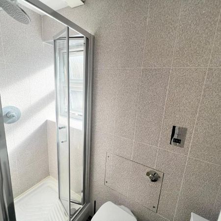 2 Bed Flat, Lewisham Way, SE14 - Photo 3