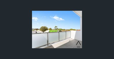 One bedroom apartment with a large flexible floorplan! - Photo 4