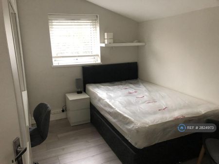 1 bedroom in a house share to rent - Photo 3