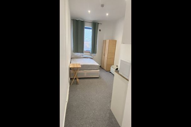 Studio Flat, Manchester Road, E14 - Photo 1
