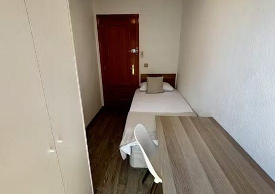 Carrer de les Roses, Manises, Valencian Community 46940