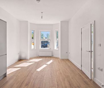 A beautifully renovated ground floor apartment in a prime Teddington location. - Photo 1
