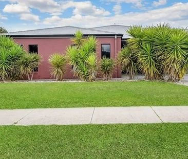 Spacious Family Home with Pool - Photo 1