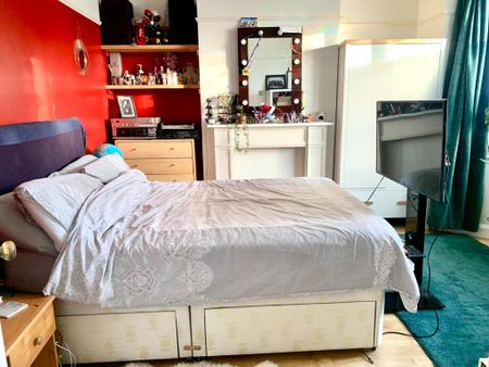 4 bedroom semi-detached house to rent - Photo 5