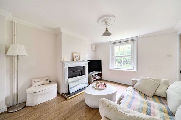 A charming three bedroom cottage on the Hamptworth Estate set within the New Forest. - Photo 1