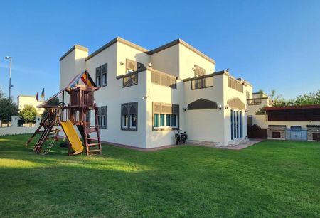 Corner Plot | Private Pool | Fully Furnished - Photo 2