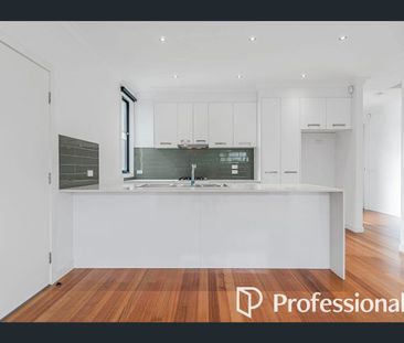 Low maintenance 3 Bedroom Living in Great location - Photo 6