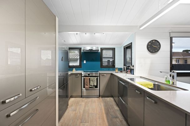 Immaculately presented, this three-bedroom, single-bathroom home offers a perfect blend of comfort and convenience. - Photo 1