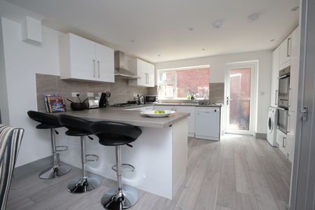 OX Living is proud to present this high-quality 5-bedroom co-living property, perfect for working professionals looking for stylish, stress-free living. - Photo 4