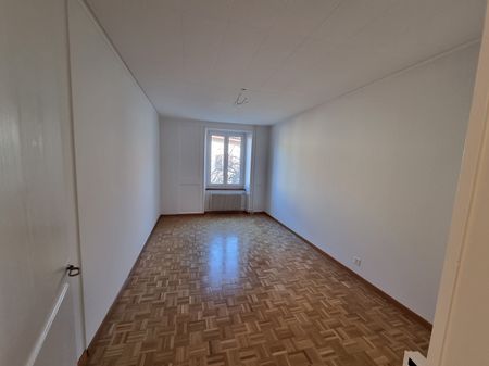 Grand appartement rénové de 4 pièces au 1er étage dans un quartier calme - Photo 4