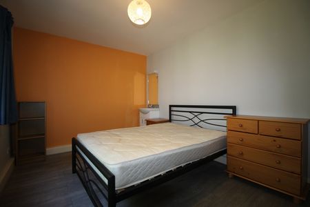 5 Bed Terraced House, Broad Green, SO14 - Photo 3