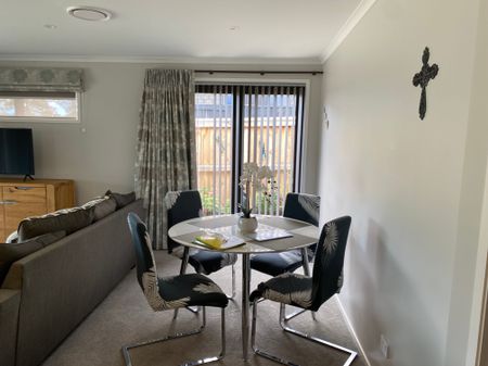 FULLY FURNISHED - 12 MONTH FIXED TERM - Photo 3