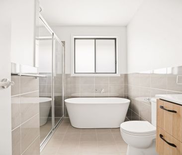 Stunning Brand New 4-Bedroom Home for Rent in Oran Park - Photo 5