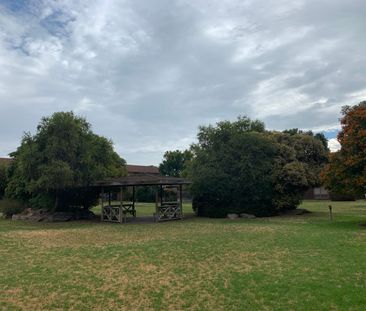 Beautiful Renovated Quiet Townhouse Overlooking Gardens - Photo 4