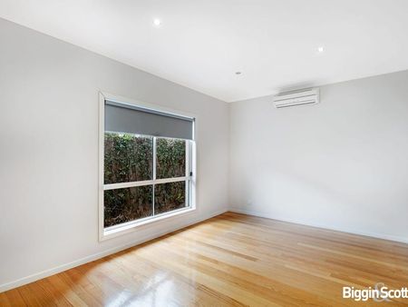 Light filled and well located - Photo 3