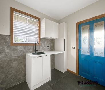 Stylish Renovated Home with Spacious Yard and Large Garage - Photo 6