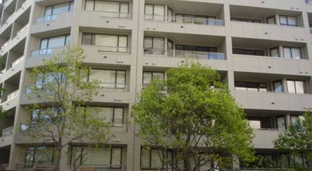 Large Two Bedroom Apartment - Photo 2